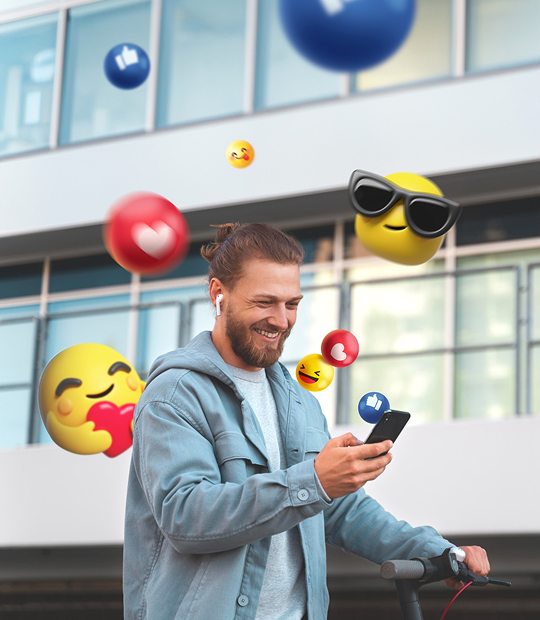 Teilnehmer lacht Teilnehmender freut sich über die Antwort von ChatGPT am Smartphone